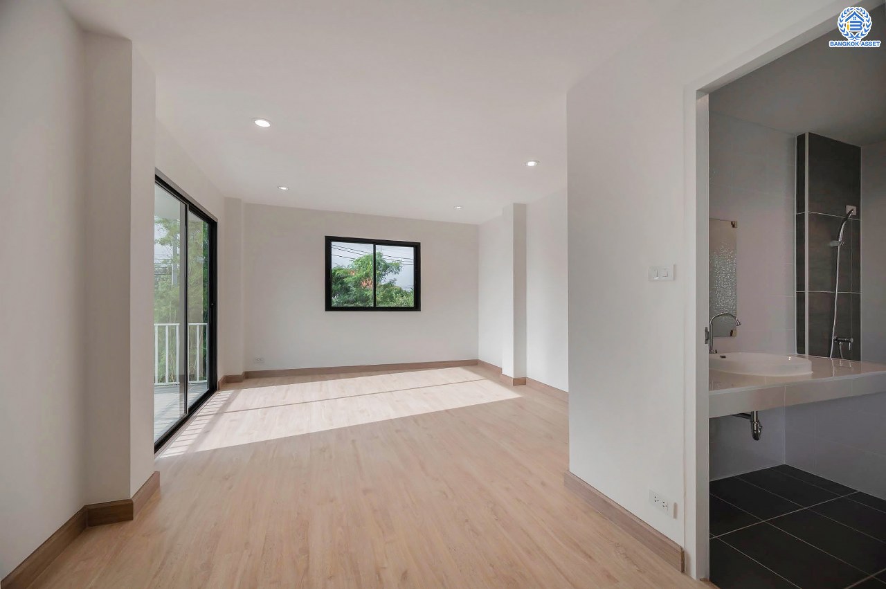 บ้านมือสองตกแต่งใหม่ โครงการ มณธานี บางแค บ้านเดี่ยว 3 ชั้นหลังมุม ดีไซน์หรูหรา เนื้อที่กว้าง 65.6 ตร.ว. พื้นที่ใช้สอย 240 ตร.ม. ฟังก์ชัน 5 ห้องนอน 4 ห้องน้ำ 2 ที่จอดรถ ฟังก์ชันครบตอบทุกไลฟ์สไตล์ บนทำเลศักยภาพ เชื่อมต่อถนนกาญจนาภิเษก ใกล้เดอะมอลล์บางแค ใกล้รถไฟฟ้าสายสีน้ำเงิน "สถานีหลักสอง" และจุดขึ้นทางด่วน "กาญจนาภิเษก"